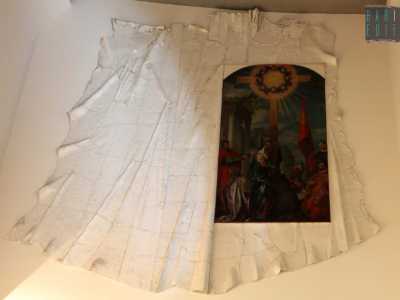 La tela, l�Invenzione della Croce, � posta sulla parete antistante il presbiterio, incastonata in una decorazione a drappeggio in ceramica. La sua parte superiore � curva. Viene rappresentata al centro la Vergine in piedi che cinge con la mano sinistra la croce conficcata nel terreno e vi poggia contro il capo coperto, reclinando il viso sofferente